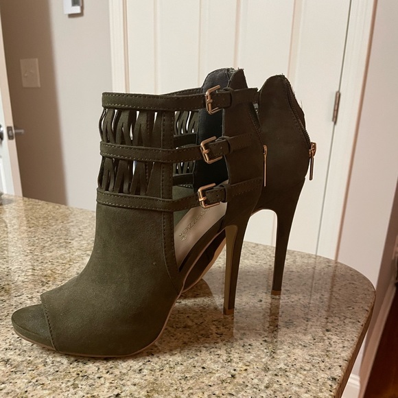 Gorgeous Olive Green Heels - Picture 1 of 7